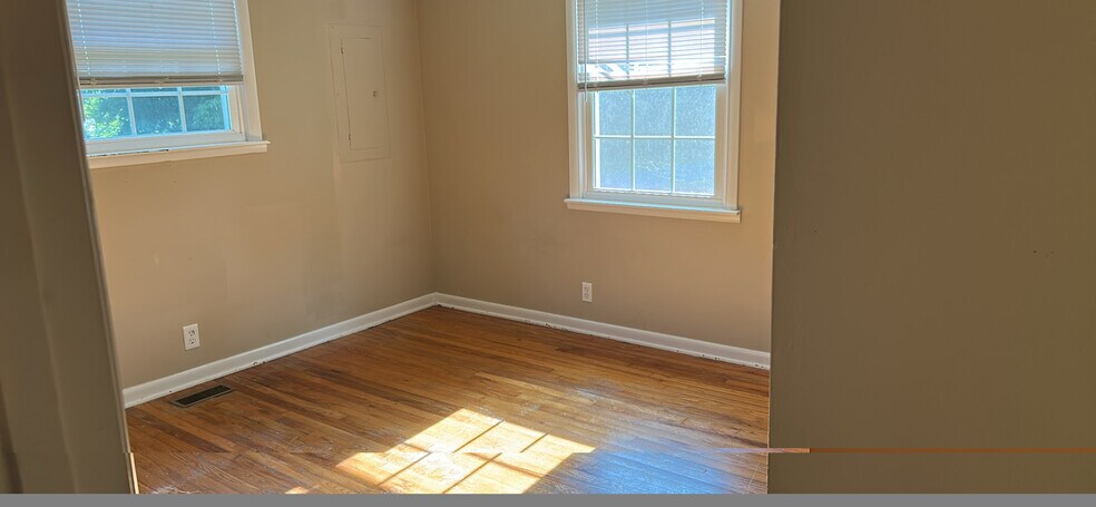 Building Photo - 5105 Roberts Ct