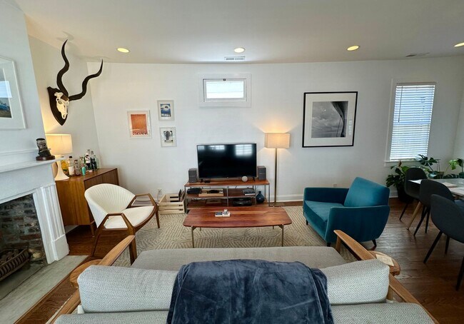 Building Photo - Charming Updated Three Bedroom Home Downtown