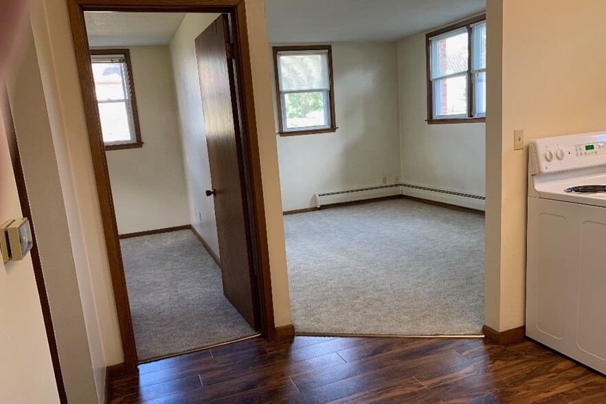 Bedroom/Living Room - 4713 Ontario St