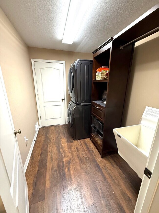 Building Photo - NEWLY LISTED!! Beautifully Updated 3-Bed/2-Bath Home in Sarasota!