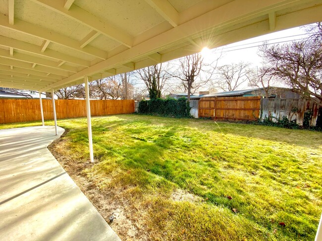 Building Photo - 3 Bedroom, 2 Bathroom Single Level Home ne...