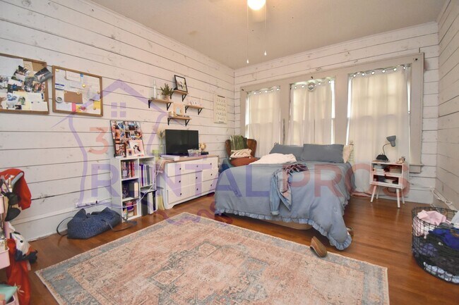 Building Photo - 3 Bed 2 Bath Home Within Walking Distance to Tech!