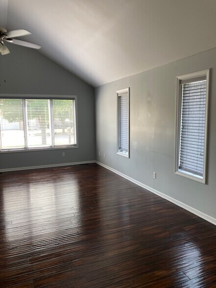 Living Room (West Wall) 21x17 - 404 9th Cir SE