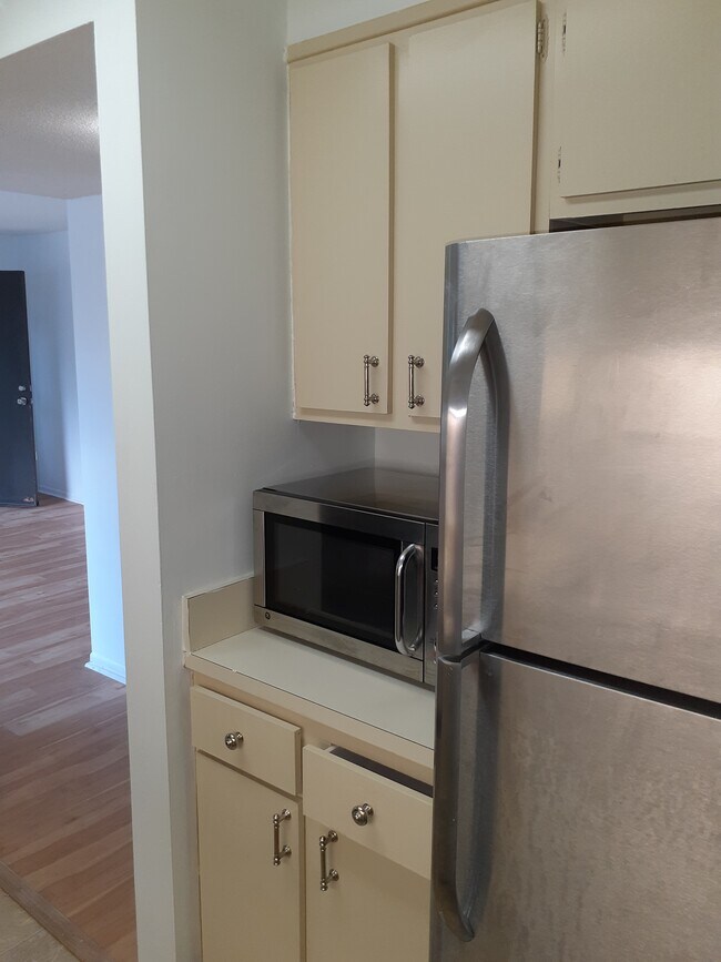 Building Photo - 3350 Altamont S