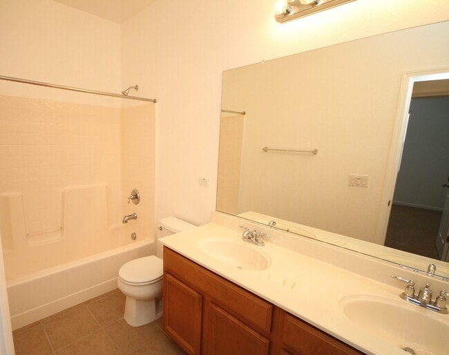 Building Photo - 3BR|2.5BA Condominum - Tenant Pays $175 monthly for WS&G