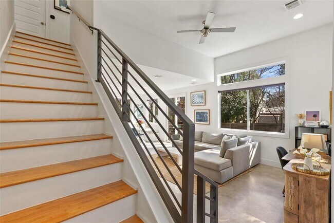 Building Photo - 402 El Paso St