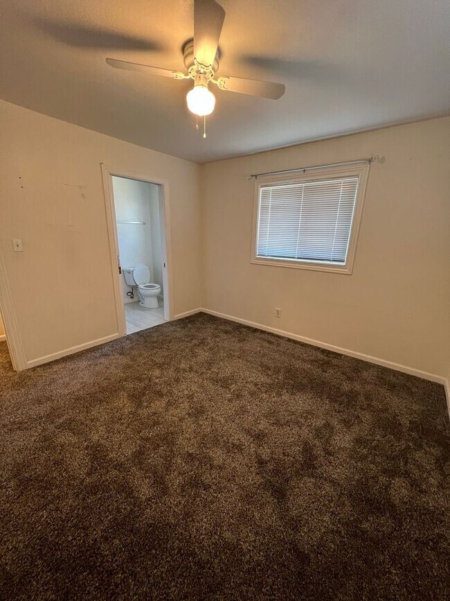 Building Photo - 4bd 3 bath