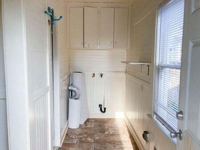 Building Photo - Pet-friendly home with a detached garage!