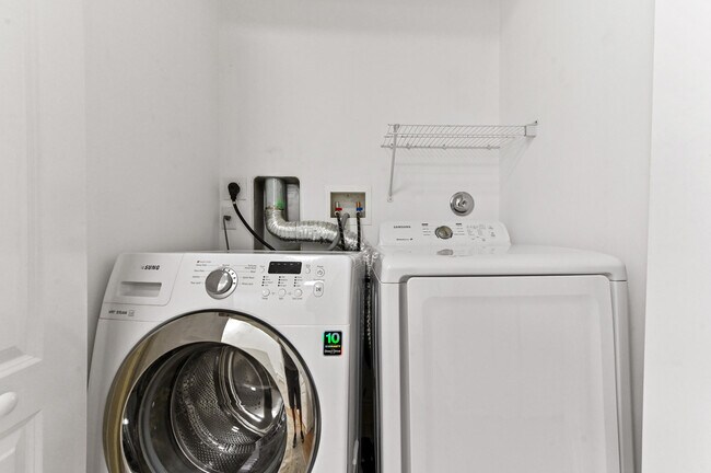 Building Photo - 642 NW 38th Cir