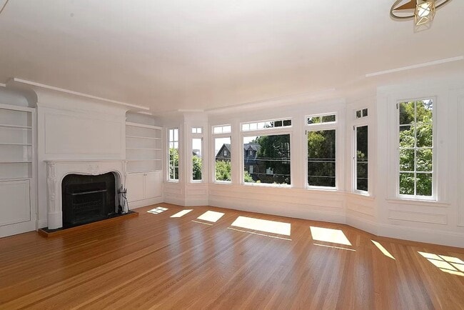 Building Photo - TOP FLOOR 3 BEDROOM FLAT