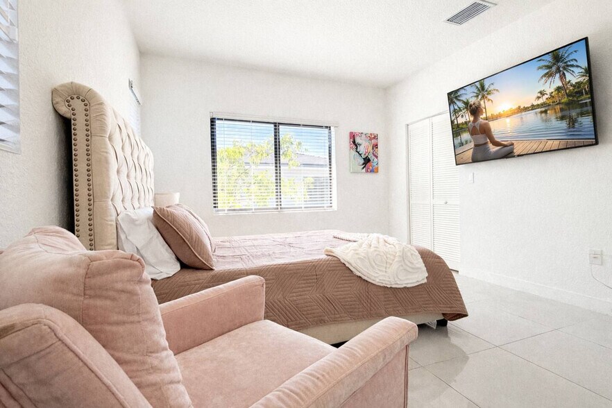 Building Photo - 1163 NW 2nd St