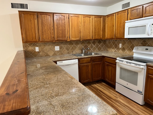 Building Photo - 1505 Larchmont Dr