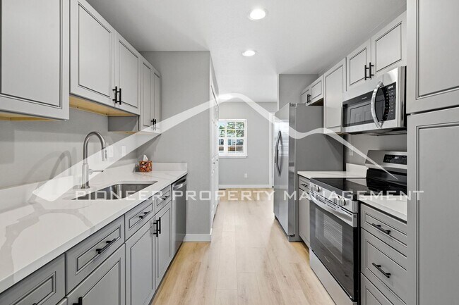 Building Photo - Spacious Condo with Washer/Dryer and Central AC