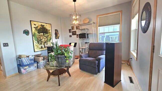 Building Photo - "Spacious 4-Bedroom Townhouse Retreat in Apple Valley - Modern Living with Ample Space!"