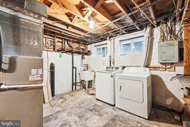 Building Photo - 10004 Dalroy Ct