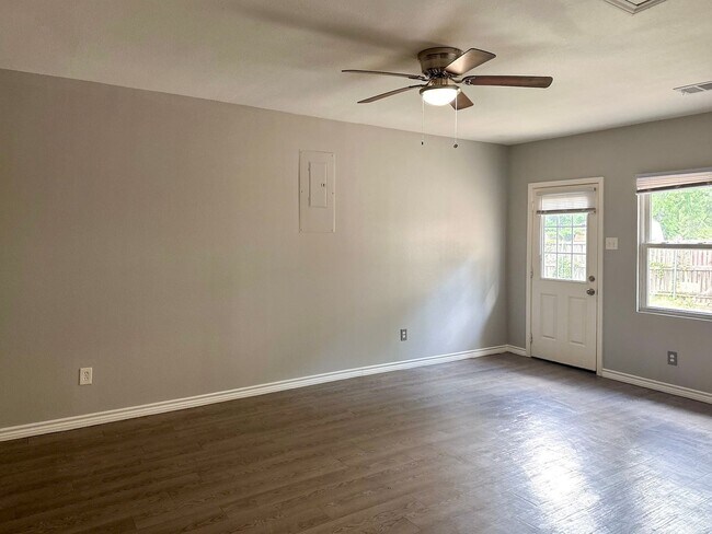 Building Photo - 3 Bedroom / 2 Bath