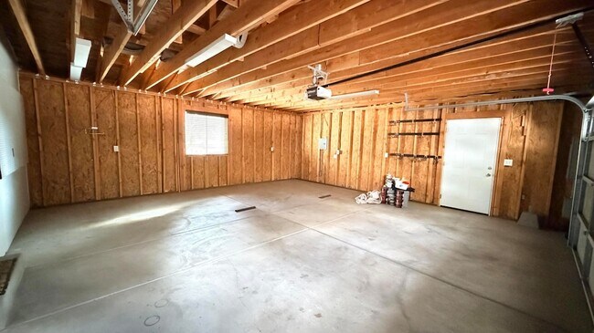 Building Photo - 25001 Rim Rock Rd