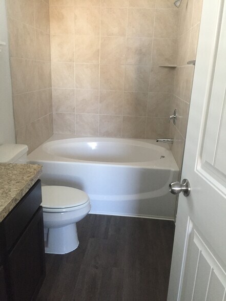 Master Bath with garden tub - 3103 Quail St