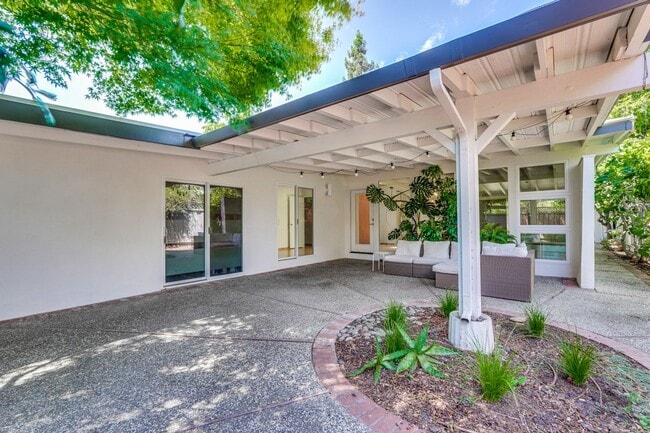 Building Photo - 3 Bed 2 Bath Mackay Home in Desirable Mont...