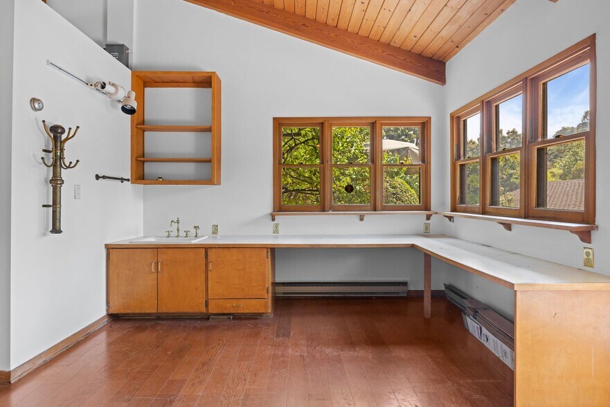 Building Photo - Classic Mid-Century home moments from Fryman Canyon