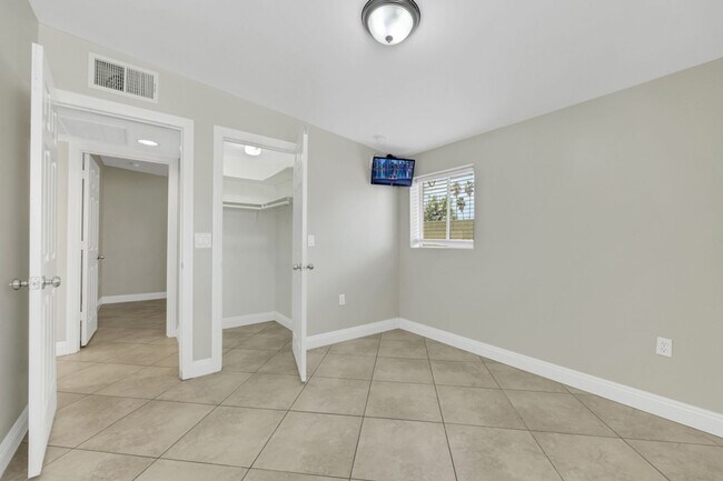 Building Photo - Remodeled 3 Bedroom