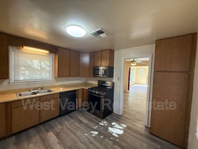 Building Photo - 334 B St