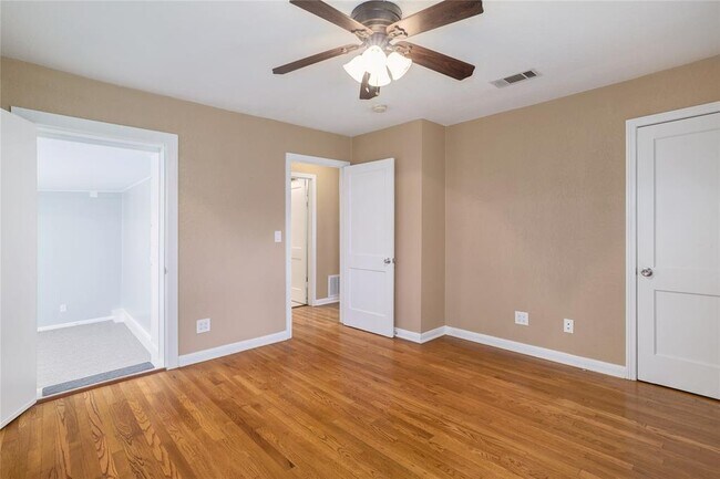Building Photo - 305 Sunset Dr