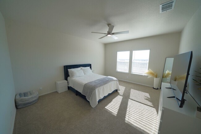 Building Photo - Like-New Home in Applewood Neighborhood. Realtor Commission: $600