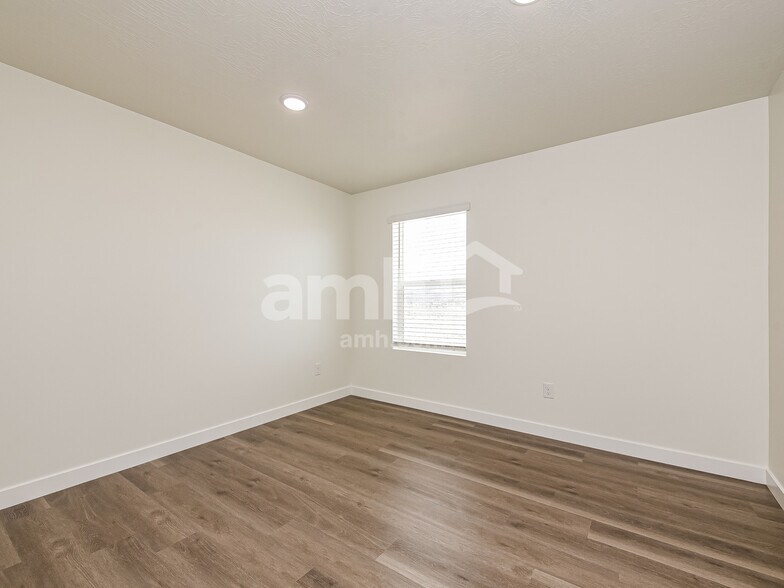 Building Photo - 1323 W Mahogany St