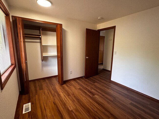 Building Photo - 3 Bedroom 2 Bath Single Family home