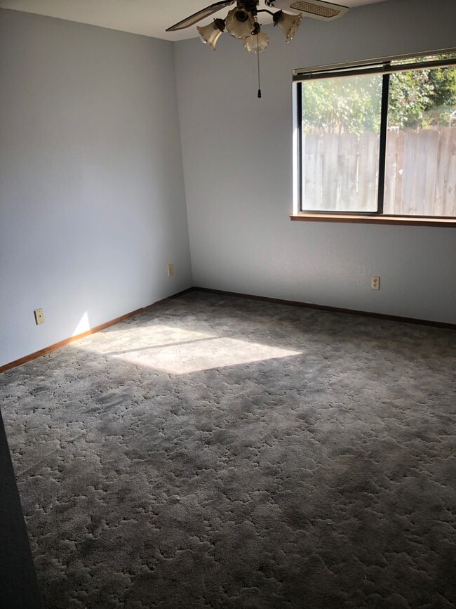 Building Photo - Clean 2 bedroom Near Freeway!