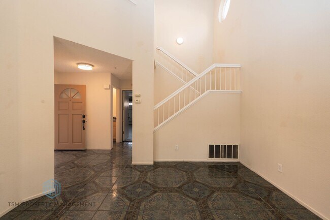Building Photo - 3 Bed 2.5 Bath House in Desirable Community of Southridge Fontana