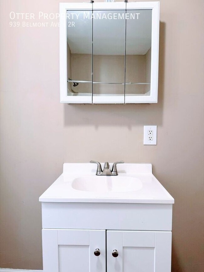 Building Photo - 939 Belmont Ave