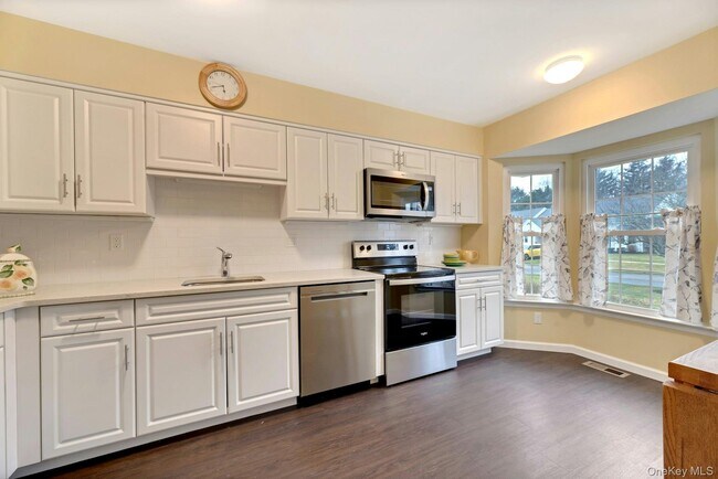 Building Photo - 2555 Youngs Ave