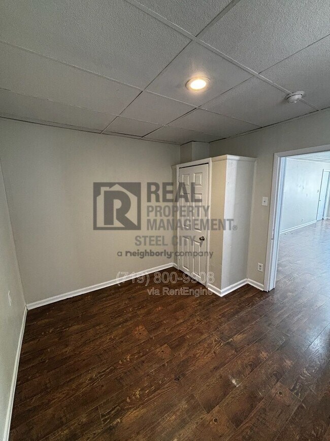 Building Photo - 927 E 1st St