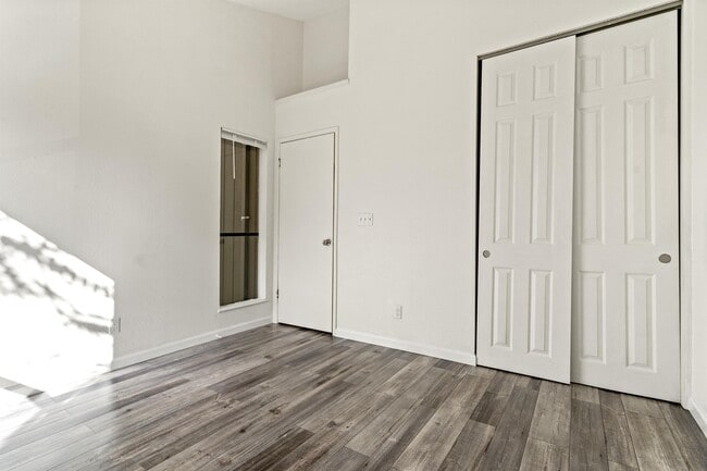 Building Photo - 302 Pleasant St