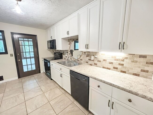 Building Photo - 3 BR Wooded Retreat in the Heart of East Cobb!