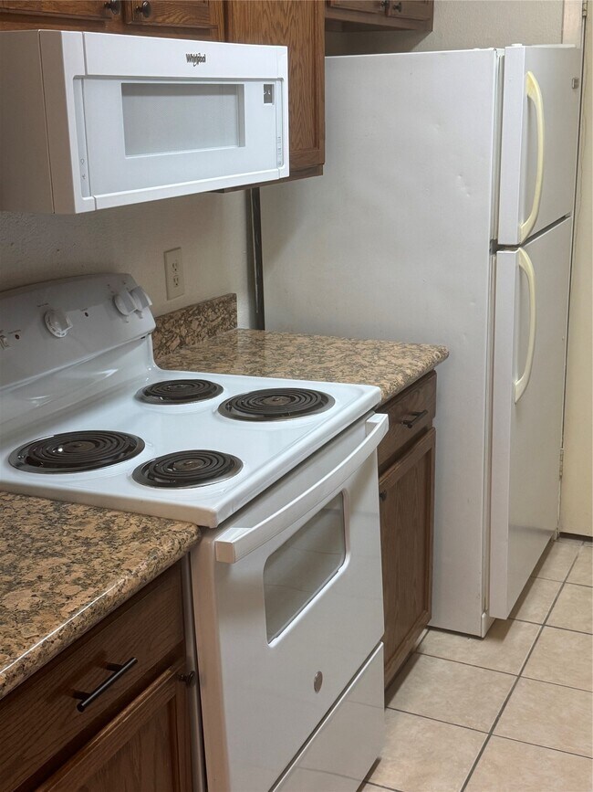Building Photo - 17401 Red Oak Dr