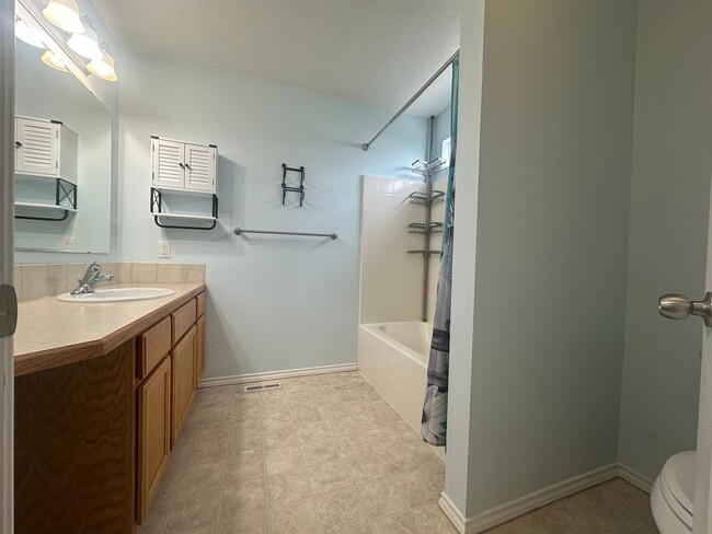 Building Photo - Nicely appointed 3bed, 2bath, 1,295sq.ft. ...