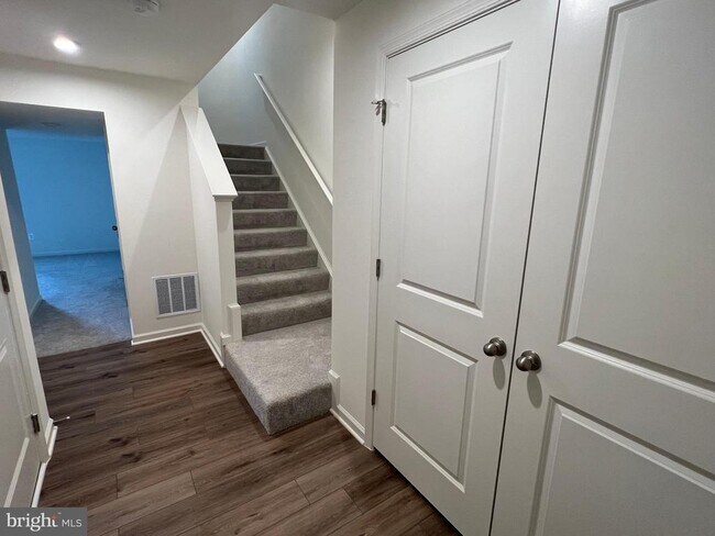 Primary Photo - 211 Clifton Mnr