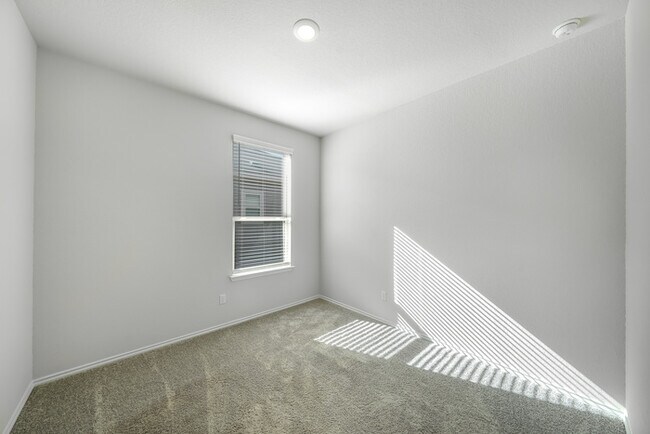 Building Photo - 508 English Oak St