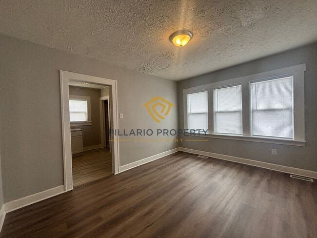Building Photo - Renovated 3 Bedroom 2 Bathroom in Brookside Park available now!