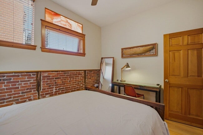 Building Photo - 5 Commercial Alley