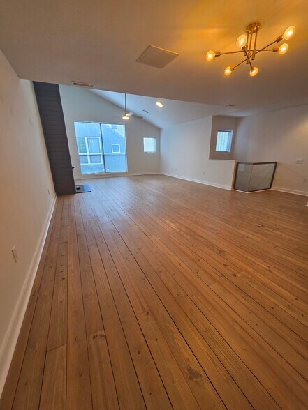 Building Photo - 920 Memorial Dr SE