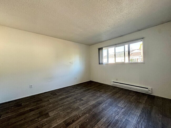 Building Photo - **$750 DEPOSIT + FREE FIRST MONTH'S RENT**Updated Top Floor Unit in Creston-Kenilworth Neighborho...