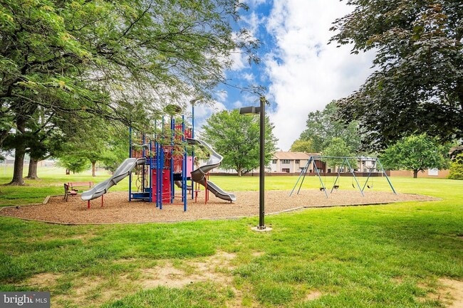 Building Photo - 10-U-10 Avon Dr