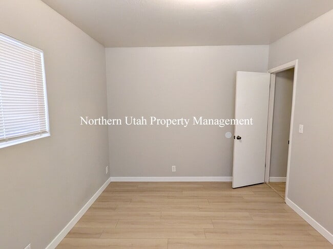 Building Photo - 2 bed 1 bath duplex