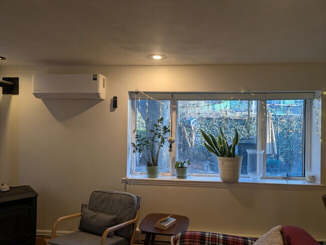 Building Photo - 159 Maverick St