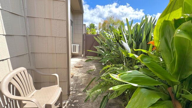 Building Photo - AVAILABLE NOW! 2 BED/1 BATH TOWNHOME W/ LO...