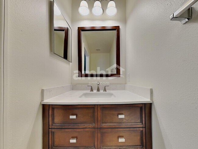 Building Photo - 544 Westcliffe Dr